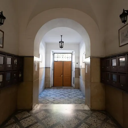 Guesthost - Esquilino Bright Apartment